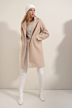 Bir model, Bigdart toptan giyim markasının 43821 - Coat - Beige toptan Kaban ürününü sergiliyor.