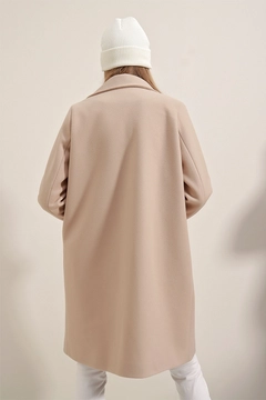 Een kledingmodel uit de groothandel draagt 43821 - Coat - Beige, Turkse groothandel Jas van Bigdart