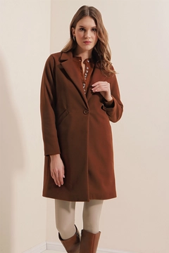 Een kledingmodel uit de groothandel draagt 43823 - Coat - Brown, Turkse groothandel Jas van Bigdart