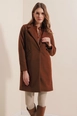 Una modella di abbigliamento all'ingrosso indossa 43823-coat-brown, vendita all'ingrosso turca di  di 
