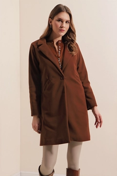 Ένα μοντέλο χονδρικής πώλησης ρούχων φοράει 43823 - Coat - Brown, τούρκικο Σακάκι χονδρικής πώλησης από Bigdart