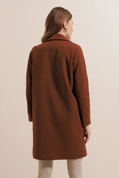 Een kledingmodel uit de groothandel draagt 43823 - Coat - Brown, Turkse groothandel Jas van Bigdart