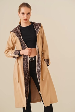 Ένα μοντέλο χονδρικής πώλησης ρούχων φοράει 43825 - Trench Coat - Beige, τούρκικο Καπαρντίνα χονδρικής πώλησης από Bigdart