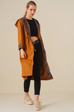 Una modella di abbigliamento all'ingrosso indossa 43826 - Trench Coat - Tan, vendita all'ingrosso turca di Impermeabile di Bigdart
