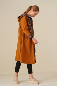 Bir model, Bigdart toptan giyim markasının 43826 - Trench Coat - Tan toptan Trençkot ürününü sergiliyor.
