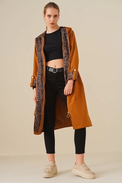 Ένα μοντέλο χονδρικής πώλησης ρούχων φοράει 43826 - Trench Coat - Tan, τούρκικο Καπαρντίνα χονδρικής πώλησης από Bigdart