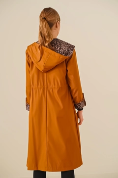 Ein Bekleidungsmodell aus dem Großhandel trägt 43826 - Trench Coat - Tan, türkischer Großhandel Trenchcoat von Bigdart