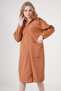 Een kledingmodel uit de groothandel draagt 43833 - Trench Coat - Camel, Turkse groothandel Trenchcoat van Bigdart