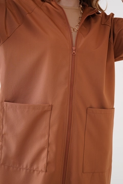 Una modella di abbigliamento all'ingrosso indossa 43833 - Trench Coat - Camel, vendita all'ingrosso turca di Impermeabile di Bigdart