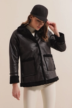 Una modelo de ropa al por mayor lleva 43837 - Leather Jacket - Black, Abrigo turco al por mayor de Bigdart
