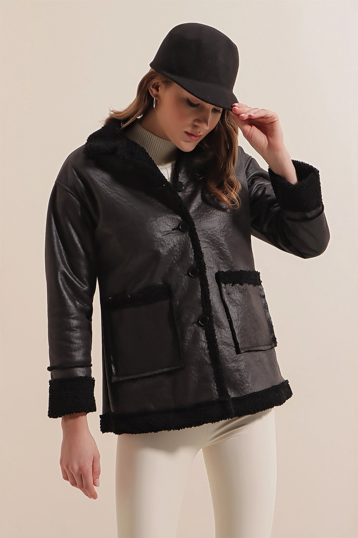 Bir model, Bigdart toptan giyim markasının 43837 - Leather Jacket - Black toptan Kaban ürününü sergiliyor.