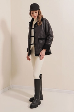 Ein Bekleidungsmodell aus dem Großhandel trägt 43837 - Leather Jacket - Black, türkischer Großhandel Mantel von Bigdart
