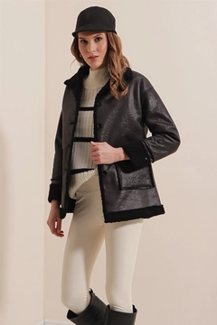 Ein Bekleidungsmodell aus dem Großhandel trägt 43837 - Leather Jacket - Black, türkischer Großhandel Mantel von Bigdart