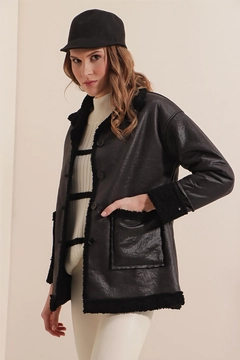 Bir model, Bigdart toptan giyim markasının 43837 - Leather Jacket - Black toptan Kaban ürününü sergiliyor.