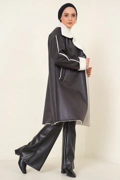 Bir model, Bigdart toptan giyim markasının 43838 - Coat - Black toptan Kaban ürününü sergiliyor.