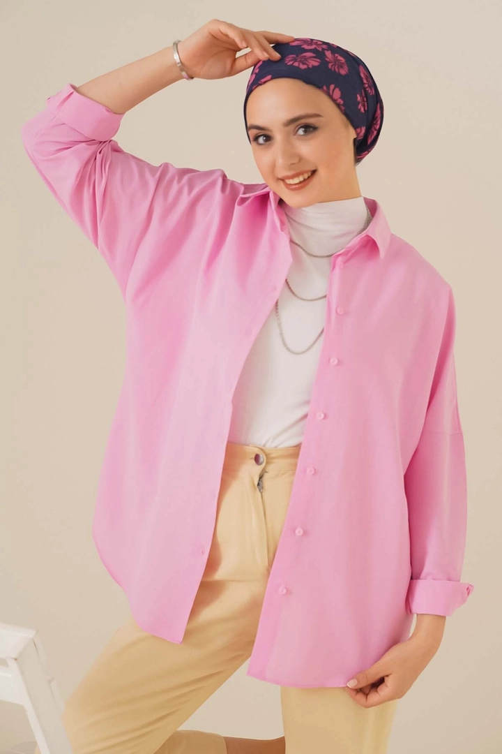 Bir model, Bigdart toptan giyim markasının 43007 - Shirt - Pink toptan Gömlek ürününü sergiliyor.
