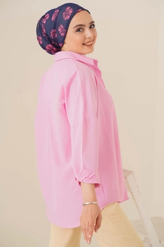 Een kledingmodel uit de groothandel draagt 43007 - Shirt - Pink, Turkse groothandel Shirt van Bigdart