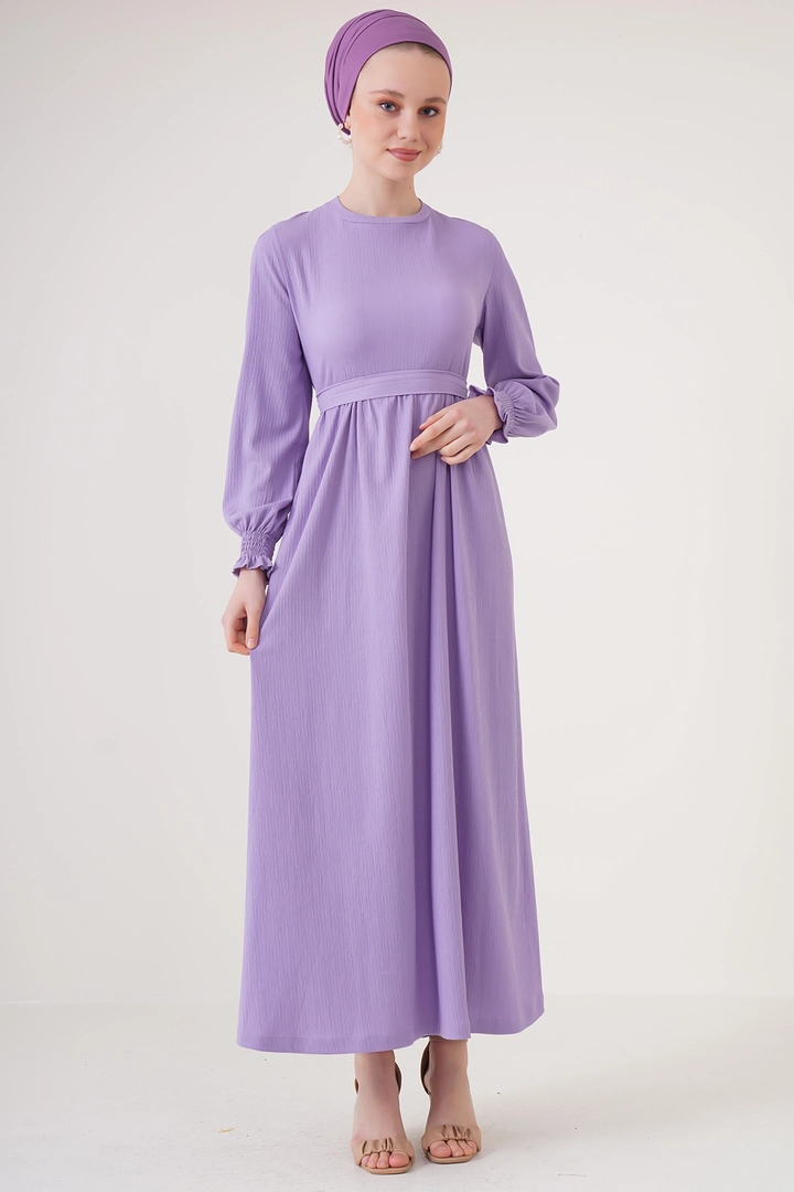 Bir model, Bigdart toptan giyim markasının 43049 - Hijab Dress - Lilac toptan Elbise ürününü sergiliyor.