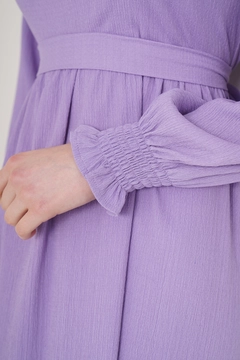 Ένα μοντέλο χονδρικής πώλησης ρούχων φοράει 43049 - Hijab Dress - Lilac, τούρκικο Φόρεμα χονδρικής πώλησης από Bigdart
