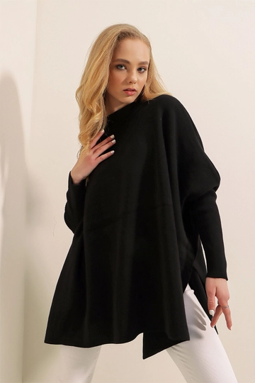 Een kledingmodel uit de groothandel draagt  Poncho-trui - Zwart
, Turkse groothandel Poncho van Bigdart
