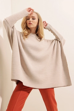 Модел на дрехи на едро носи 43087 - Poncho Sweater - Beige, турски едро Пончо на Bigdart