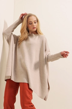 Ein Bekleidungsmodell aus dem Großhandel trägt 43087 - Poncho Sweater - Beige, türkischer Großhandel Poncho von Bigdart