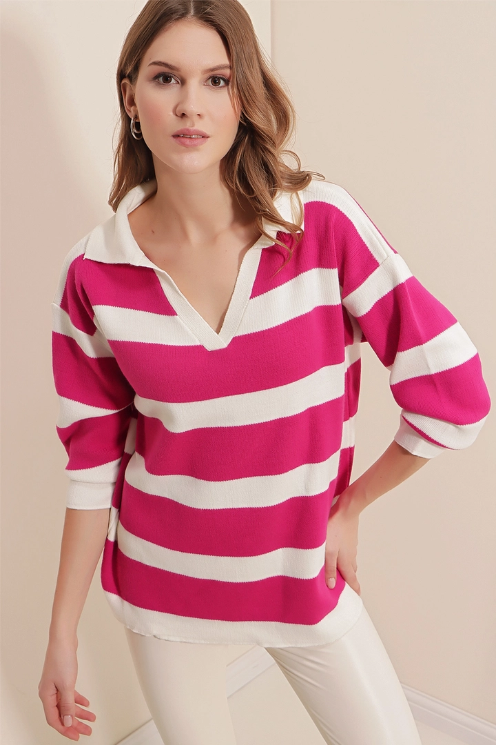 A wholesale clothing model wears 43104 - Striped Sweater - Fuchsia, Turkish wholesale Sweater of Bigdart