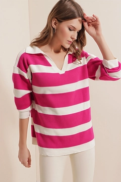 Модел на дрехи на едро носи 43104 - Striped Sweater - Fuchsia, турски едро пуловер на Bigdart