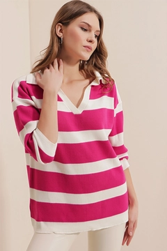 Bir model, Bigdart toptan giyim markasının 43104 - Striped Sweater - Fuchsia toptan Kazak ürününü sergiliyor.