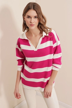 Een kledingmodel uit de groothandel draagt 43104 - Striped Sweater - Fuchsia, Turkse groothandel Trui van Bigdart