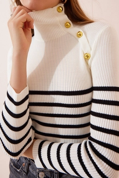 Een kledingmodel uit de groothandel draagt 43158 - Striped Sweater - White, Turkse groothandel Trui van Bigdart