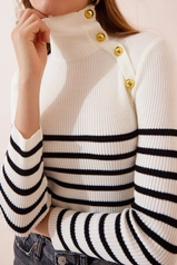 A model wears 43158 - Striped Sweater - White, wholesale undefined of Bigdart to display at Lonca