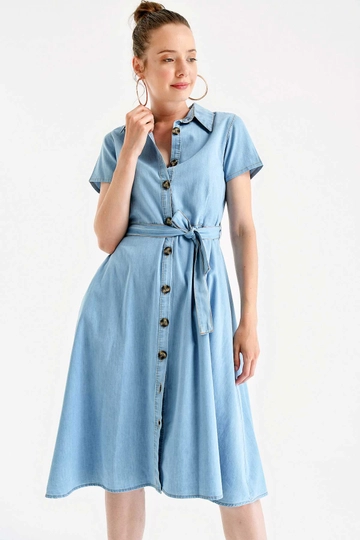 Ένα μοντέλο χονδρικής πώλησης ρούχων φοράει  Τζιν Φόρεμα - Μπλε
, τούρκικο Φόρεμα χονδρικής πώλησης από Bigdart