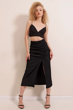 Bir model, Bigdart toptan giyim markasının 43207 - Skirt - Black toptan Etek ürününü sergiliyor.