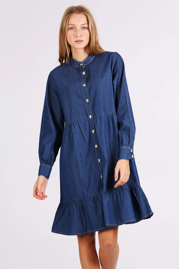Bir model, Bigdart toptan giyim markasının 43218 - Denim Dress - Dark Blue toptan Elbise ürününü sergiliyor.