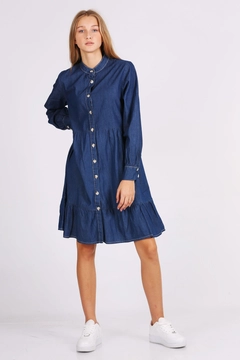Bir model, Bigdart toptan giyim markasının 43218 - Denim Dress - Dark Blue toptan Elbise ürününü sergiliyor.