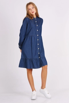 Ένα μοντέλο χονδρικής πώλησης ρούχων φοράει 43218 - Denim Dress - Dark Blue, τούρκικο Φόρεμα χονδρικής πώλησης από Bigdart