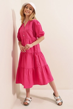 Una modella di abbigliamento all'ingrosso indossa 43219 - Dress - Fuchsia, vendita all'ingrosso turca di Vestito di Bigdart