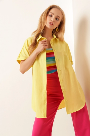 Bir model, Bigdart toptan giyim markasının  Gömlek - Sarı
 toptan Gömlek ürününü sergiliyor.