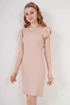 Ένα μοντέλο χονδρικής πώλησης ρούχων φοράει 43393 - Dress - Biscuit Color, τούρκικο Φόρεμα χονδρικής πώλησης από Bigdart