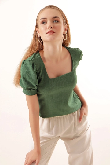 A wholesale clothing model wears  Blouse - Emerald Green
, Turkish wholesale Blouse of Bigdart