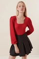 Bir model,  toptan giyim markasının 45839-blouse-red toptan  ürününü sergiliyor.