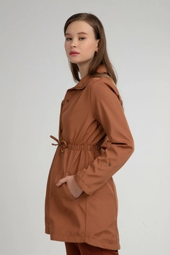 Bir model, Bigdart toptan giyim markasının 45891 - Trench Coat - Brown toptan Trençkot ürününü sergiliyor.