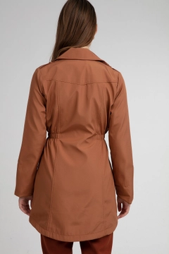 Bir model, Bigdart toptan giyim markasının 45891 - Trench Coat - Brown toptan Trençkot ürününü sergiliyor.