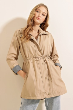 Bir model, Bigdart toptan giyim markasının 45902 - Trench Coat - Beige toptan Trençkot ürününü sergiliyor.