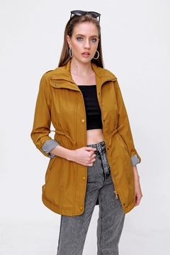 Una modella di abbigliamento all'ingrosso indossa 45906 - Trench Coat - Tan, vendita all'ingrosso turca di Impermeabile di Bigdart