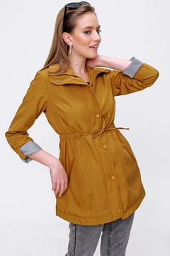 Ein Bekleidungsmodell aus dem Großhandel trägt 45906 - Trench Coat - Tan, türkischer Großhandel Trenchcoat von Bigdart