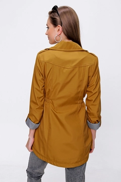 Una modella di abbigliamento all'ingrosso indossa 45906 - Trench Coat - Tan, vendita all'ingrosso turca di Impermeabile di Bigdart