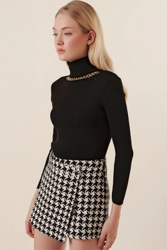 Bir model, Bigdart toptan giyim markasının 45947 - Pullover - Black toptan Kazak ürününü sergiliyor.