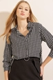 A wholesale clothing model wears 46515-shirt-black-and-white, Turkish wholesale  of 